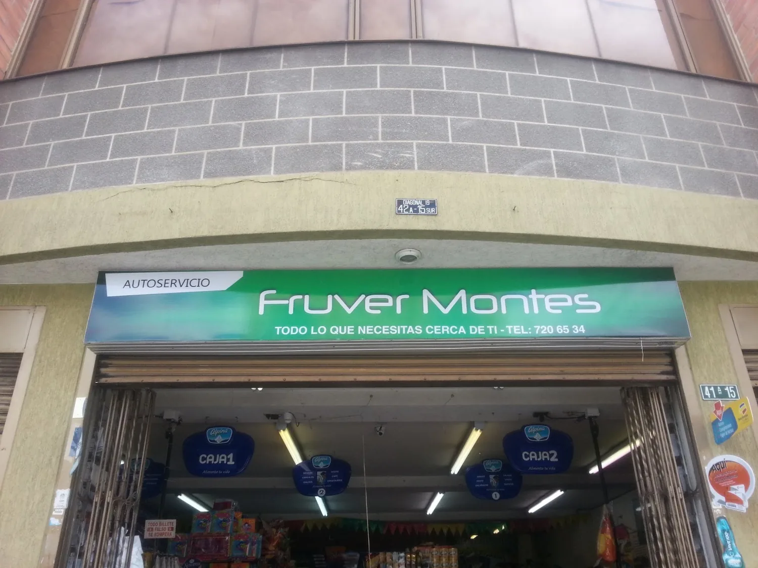 Fachada del autoservicio Supermercado Fruver Montes con su aviso verde y azul en Ciudad Montes, Bogotá